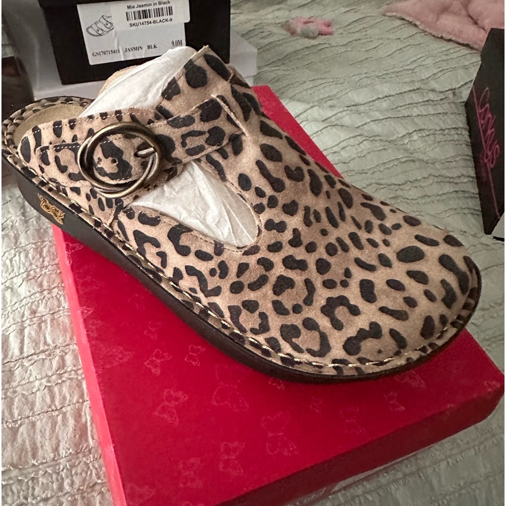 Algeria Savage, size 8-8.5. New with tags.